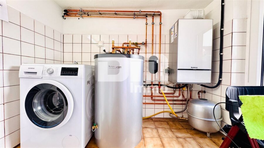 Geplegtes Einfamilienhaus mit 2 Nebengebäuden, Garten und überdachtem Freisitz - Heizungsanlage